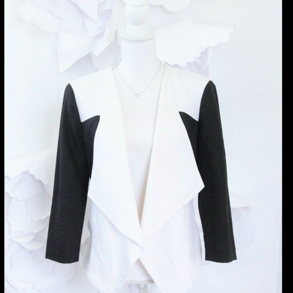 Barney’s NY white linen draped blazer w/black color block sleeves